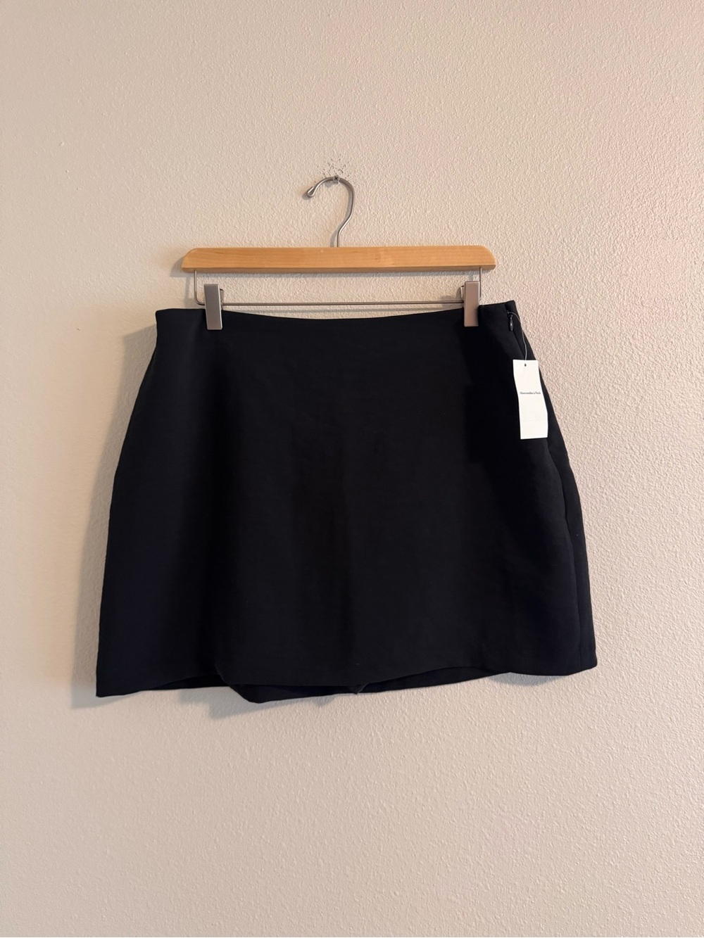 NWT Abercrombie and fitch Classic Black Mini Skirt with Clean Silhouette